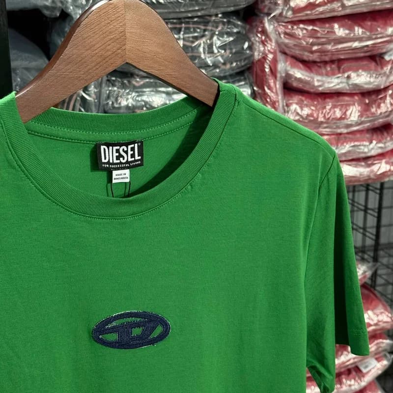 Camiseta Estampada Diesel cor Verde Bandeira