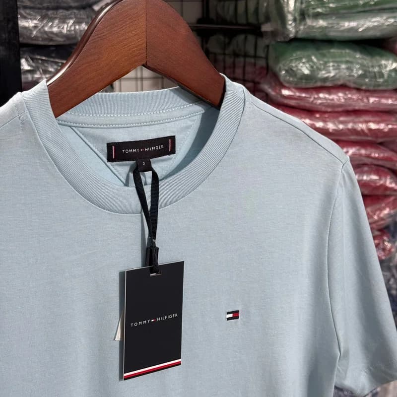 Camiseta Basica Tommy Hilfiger cor Azul Bebe — imagem 1 de 3