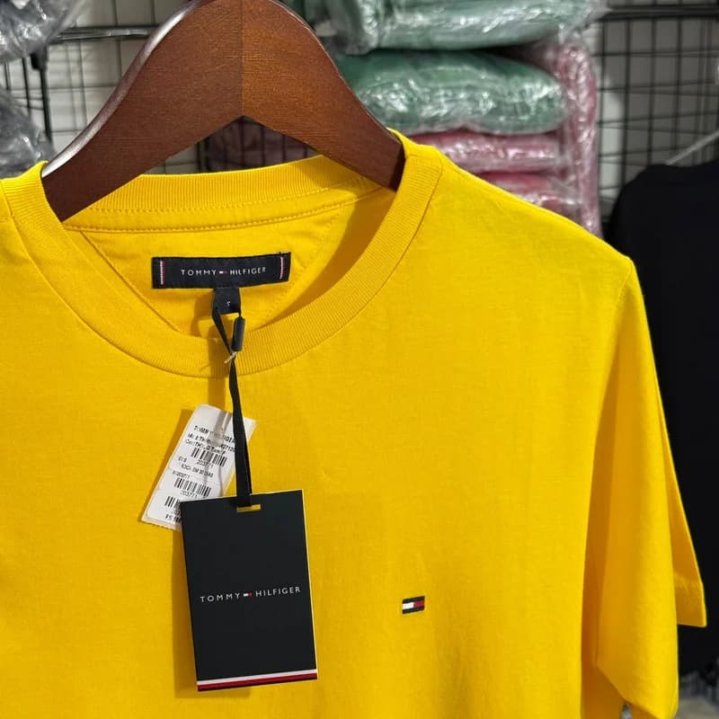 Camiseta Basica Tommy Hilfiger cor Amarela — imagem 1 de 3