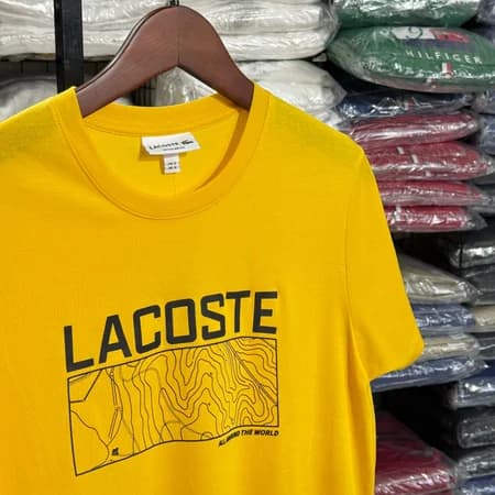 Camiseta Estampada Lacoste cor Amarelo — imagem 1 de 1