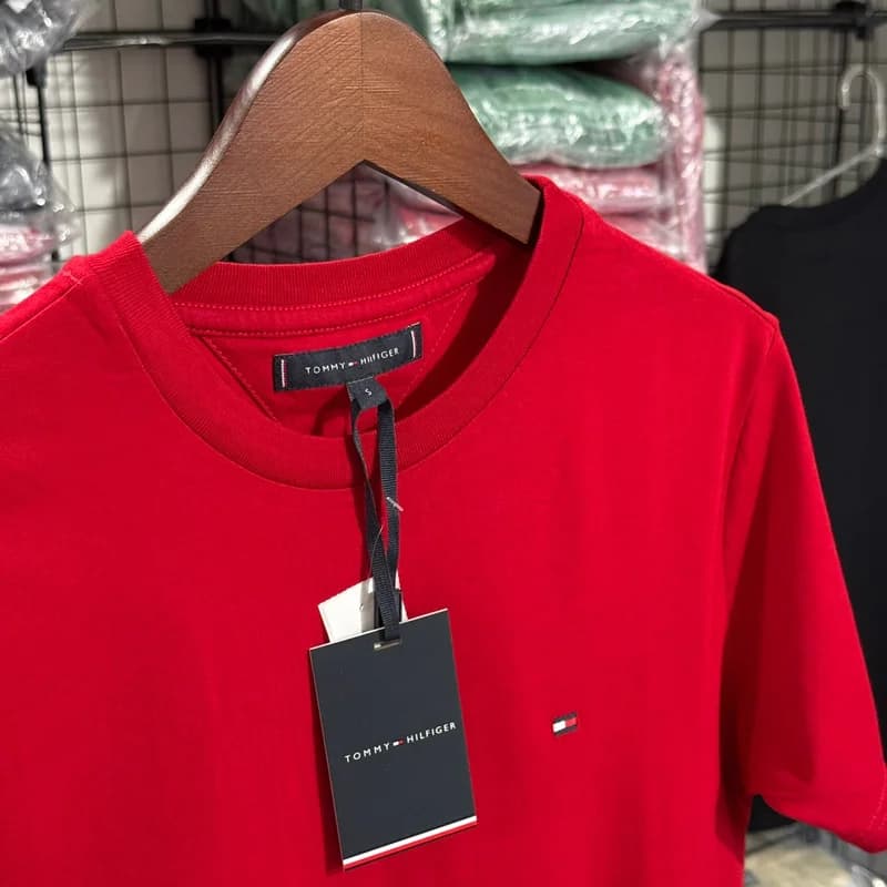 Camiseta Basica Tommy Hilfiger cor Vermelho — imagem 1 de 3