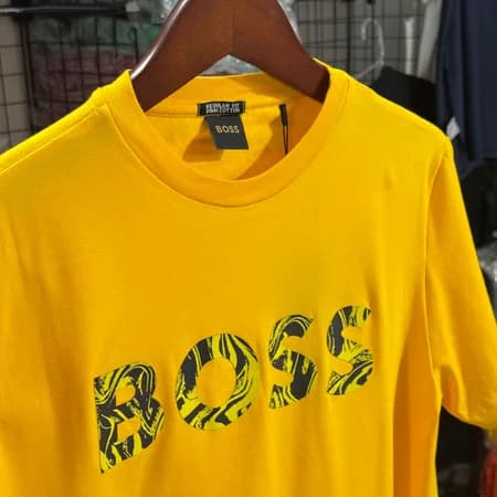 Camiseta Estampada Hugo Boss cor Amarelo — imagem 1 de 3