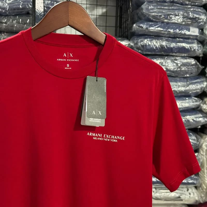 Camiseta Basica Armani Exchange Milano cor Vermelha — imagem 1 de 2