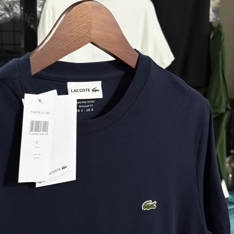 Camiseta Basica Lacoste cor azul marinho — imagem 1 de 3