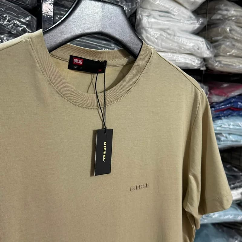 Camiseta Basica Diesel monocromatica cor Bege — imagem 1 de 3
