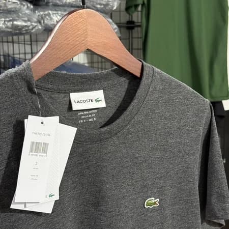 Camiseta Basica Lacoste cor Cinza Chumbo — imagem 1 de 3