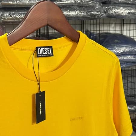 Camiseta Basica Diesel monocromatica cor Amarela — imagem 1 de 3