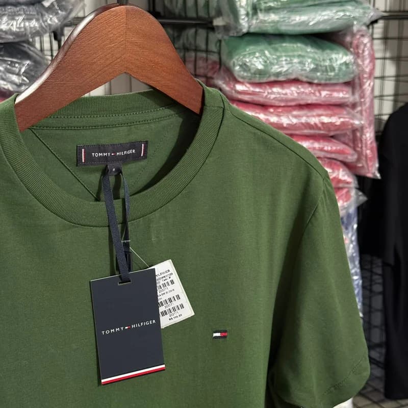 Camiseta Basica Tommy Hilfiger cor Verde Militar — imagem 1 de 3