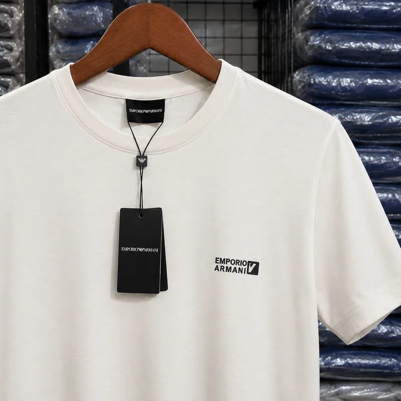 Camiseta Basica Emporio Armani cor Branca — imagem 1 de 3