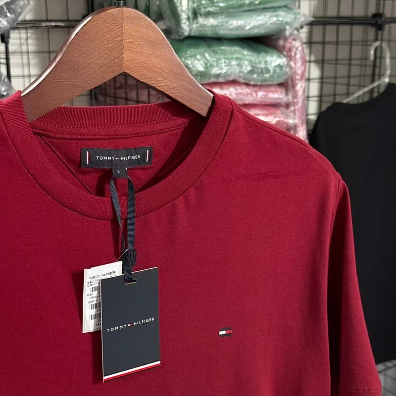 Camiseta Basica Tommy Hilfiger cor Vinho — imagem 1 de 3