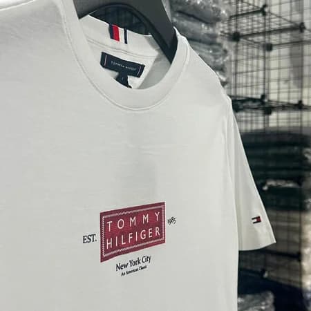 Camiseta Estampada Tommy Hilfiger cor Branco — imagem 1 de 2